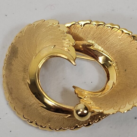 VTG Brooch Coro Signed Brushed Gold Tone Florentine Feather Swirl Simple Classy - Picture 5 of 14
